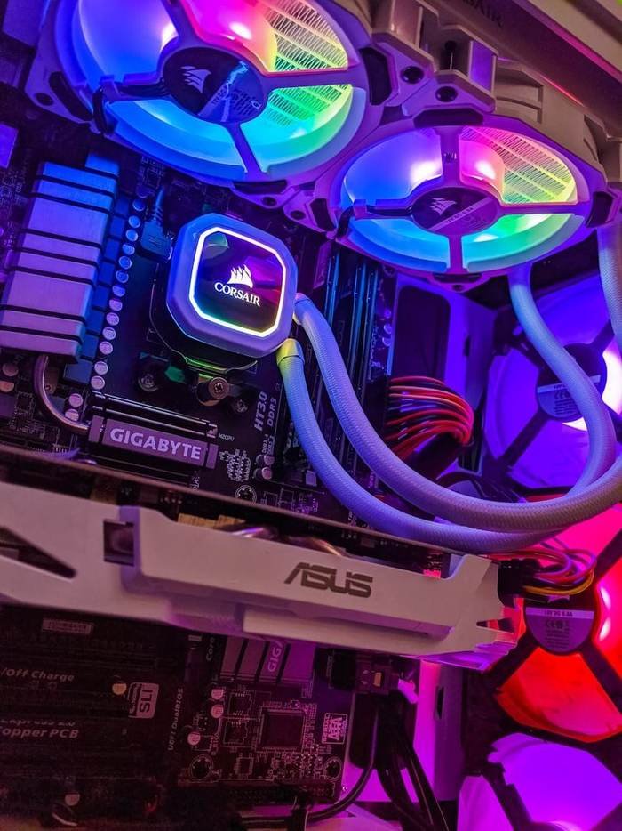 Interior de PC gamer com water cooler e ventoinhas iluminadas